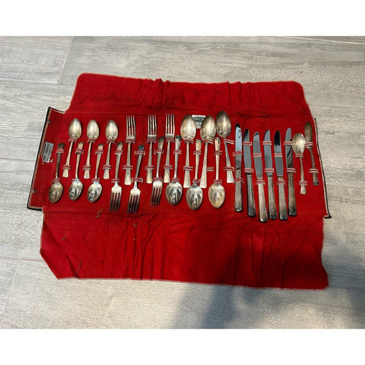 Antique Vintage 1939 Wm Rogers IS, 26 Piece Silverplate Cloth, Case