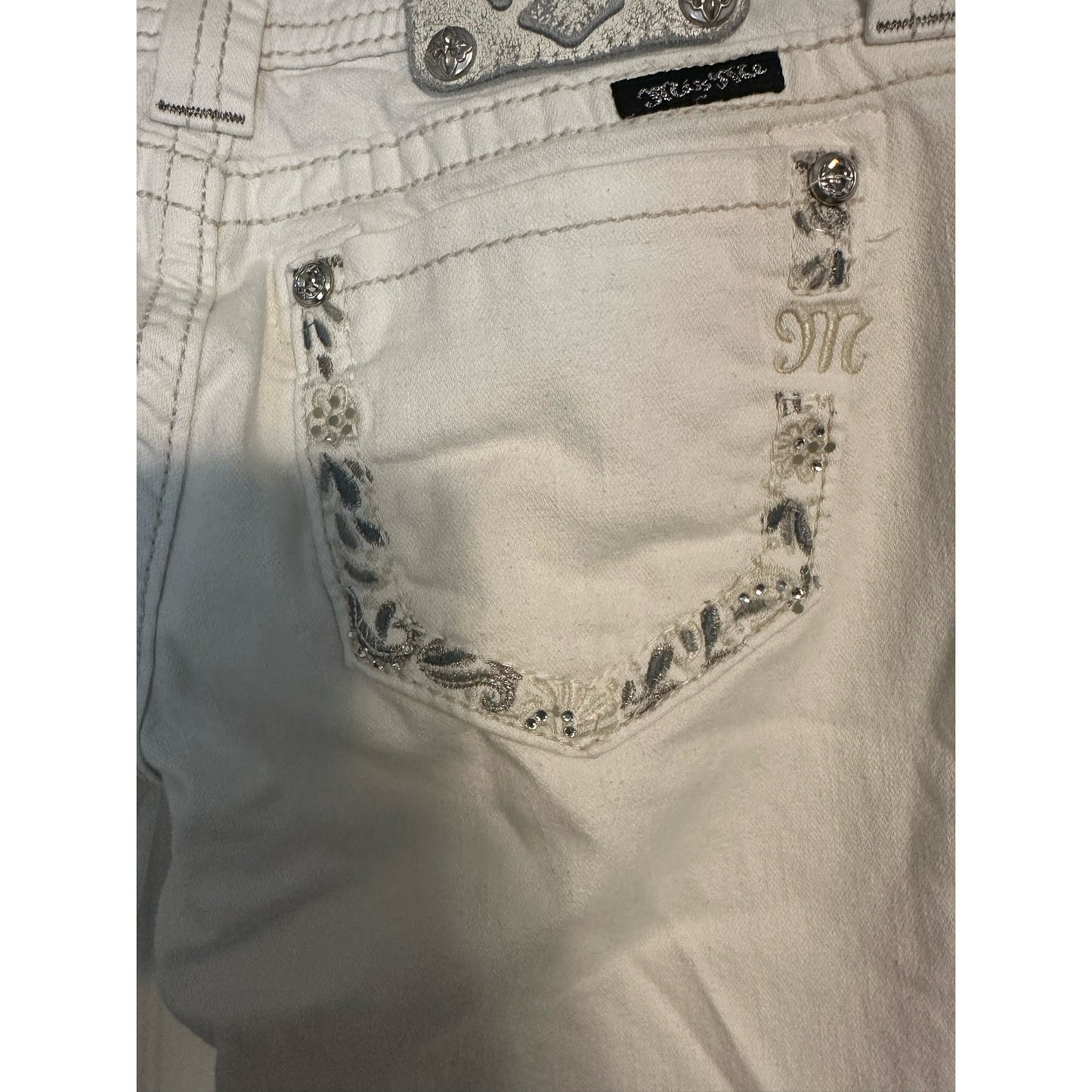 Miss Me Cuffed Capri Denim Jeans White size 28 Bling Back Flap Pockets