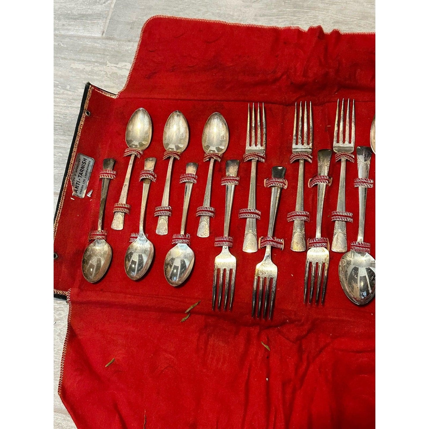 Antique Vintage 1939 Wm Rogers IS, 26 Piece Silverplate Cloth, Case