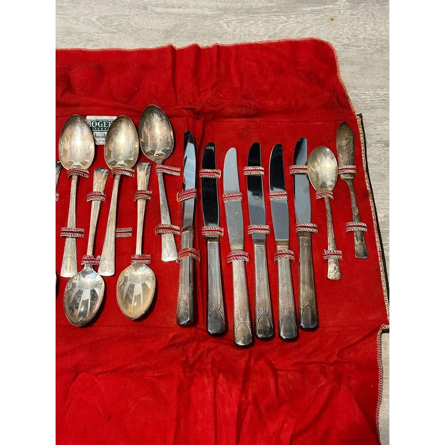 Antique Vintage 1939 Wm Rogers IS, 26 Piece Silverplate Cloth, Case