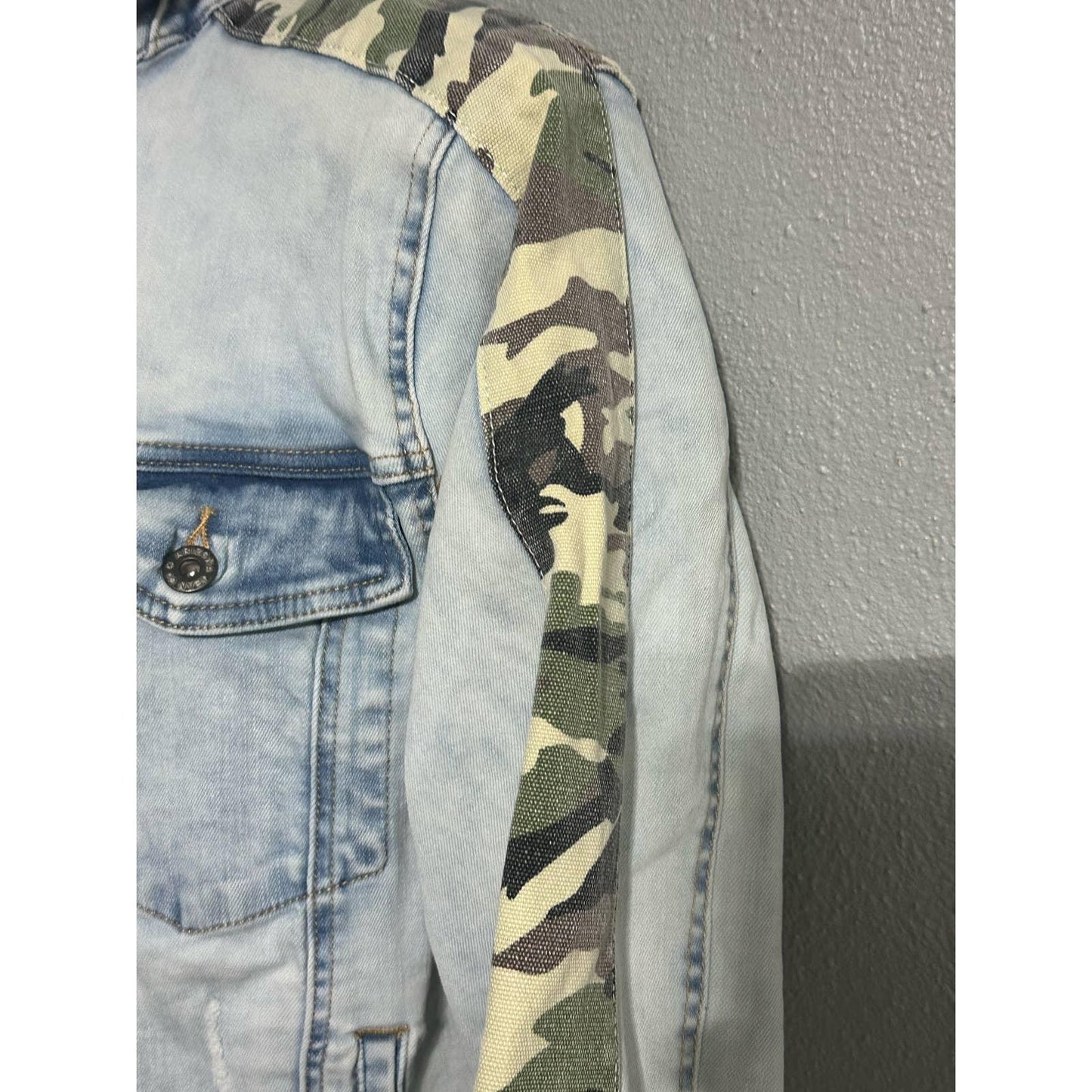 Arizona Denim Jacket Mens Sz Large Flex Camo Sleeves Light Wash Blue Distressed