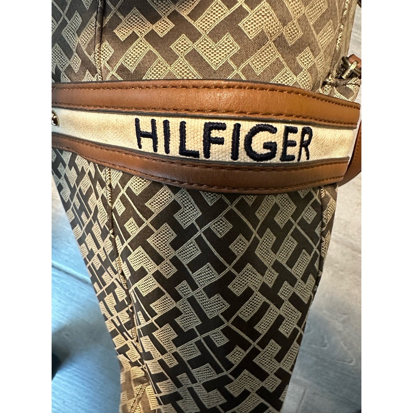 Tommy Hilfiger Purse Initial Design