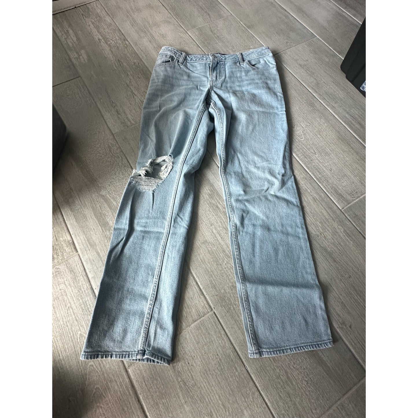 Size 9R Hollister jeans. Light denim with dark blue patches, with rips. 29W 31L