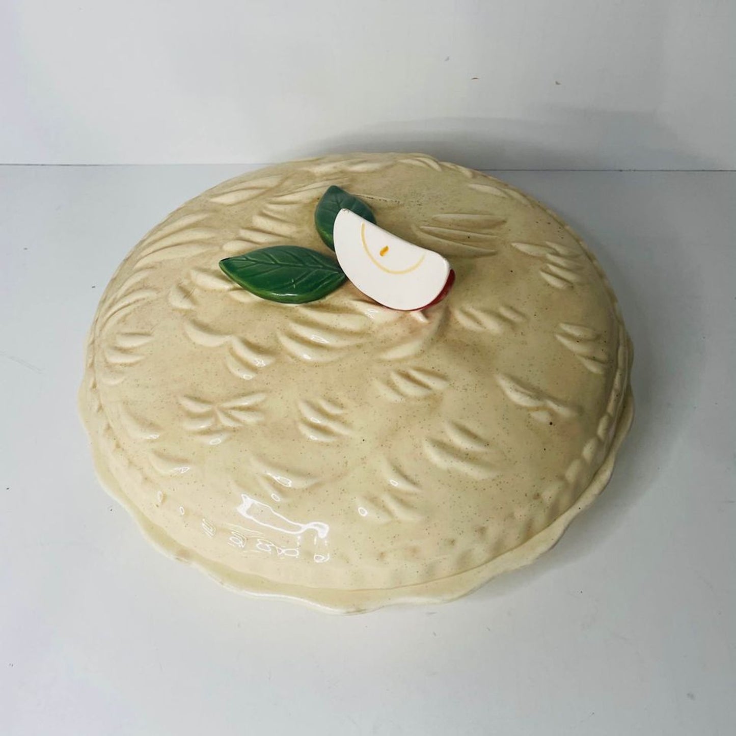 VINTAGE CERAMIC PIE STORAGE/SERVING DISH WITH APPLIED APPLES LID MADE IN JAPAN