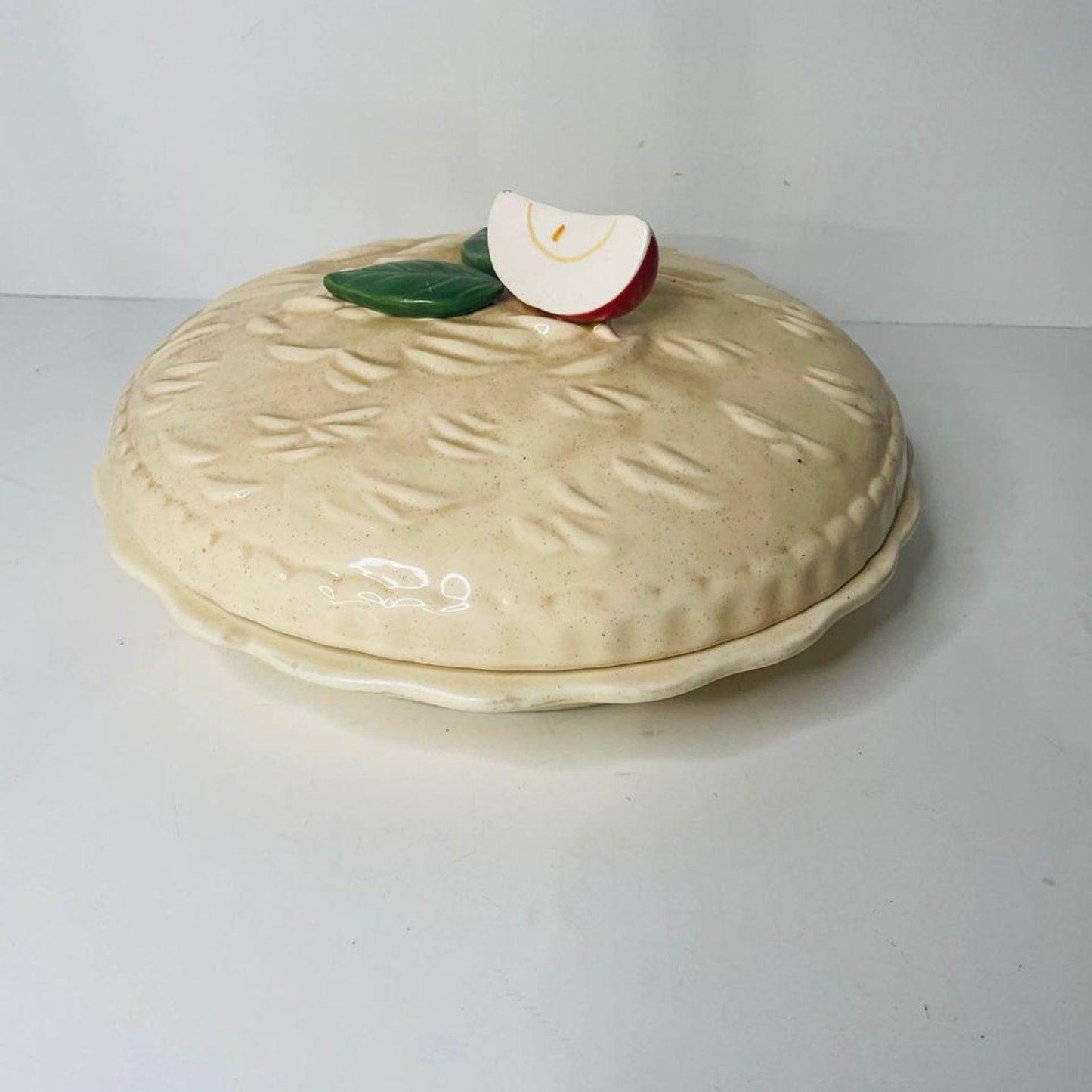 VINTAGE CERAMIC PIE STORAGE/SERVING DISH WITH APPLIED APPLES LID MADE IN JAPAN