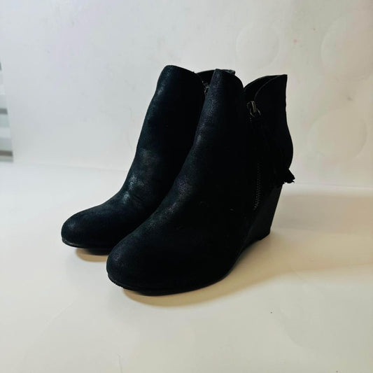 Mia Buckley 3" Wedge Heel Ankle Boots Black Shiny Faux Suede Size 8 Tassel Zip