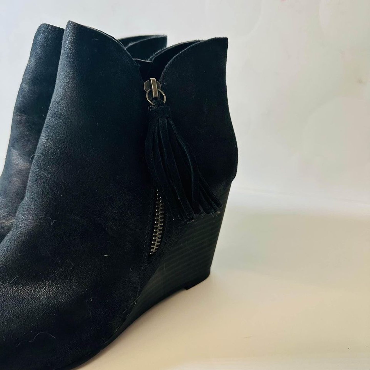 Mia Buckley 3" Wedge Heel Ankle Boots Black Shiny Faux Suede Size 8 Tassel Zip